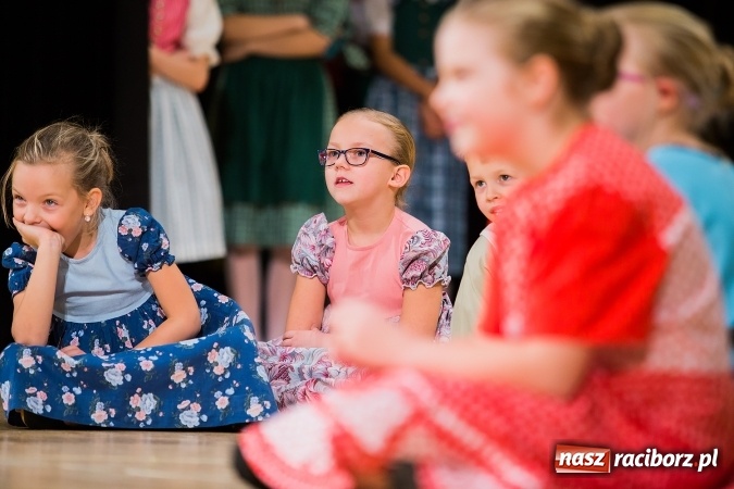 Zdjęcie w galerii na portalu naszraciborz.pl: Zesp&oacute;ł Taneczny Łężczok ma już dwadzieścia lat. Urodziny świętował hucznie podczas gali w Raciborskim Centrum Kultury wiadomości z regionu