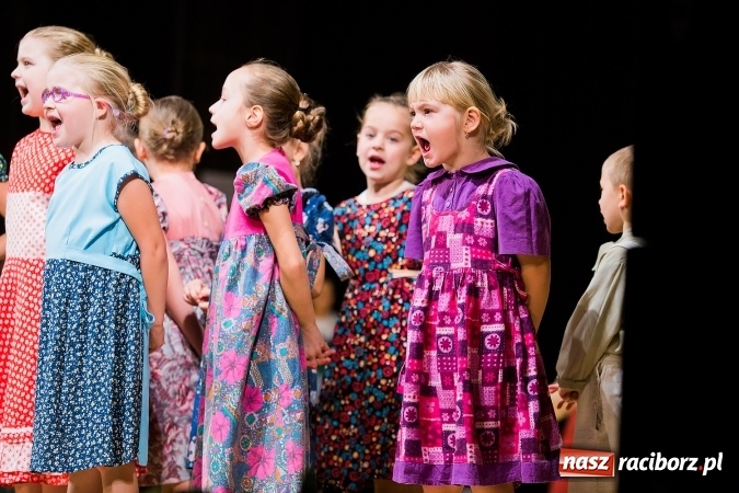 Zdjęcie w galerii na portalu naszraciborz.pl: Zesp&oacute;ł Taneczny Łężczok ma już dwadzieścia lat. Urodziny świętował hucznie podczas gali w Raciborskim Centrum Kultury wiadomości z regionu