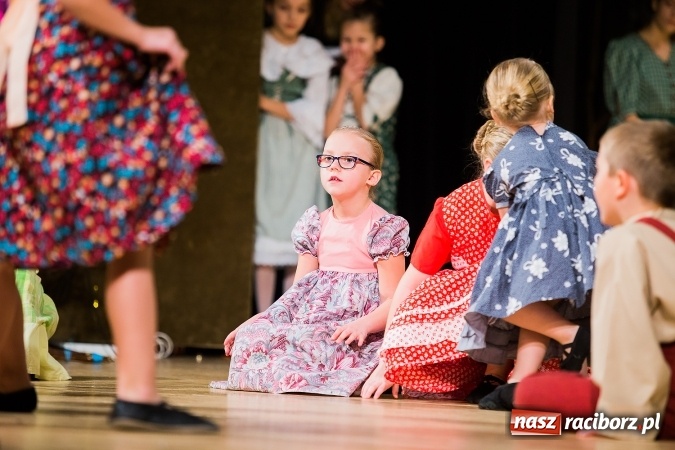 Zdjęcie w galerii na portalu naszraciborz.pl: Zesp&oacute;ł Taneczny Łężczok ma już dwadzieścia lat. Urodziny świętował hucznie podczas gali w Raciborskim Centrum Kultury wiadomości z regionu