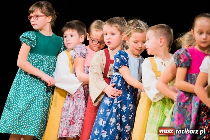 Zdjęcie w galerii na portalu naszraciborz.pl: Zesp&oacute;ł Taneczny Łężczok ma już dwadzieścia lat. Urodziny świętował hucznie podczas gali w Raciborskim Centrum Kultury wiadomości z regionu