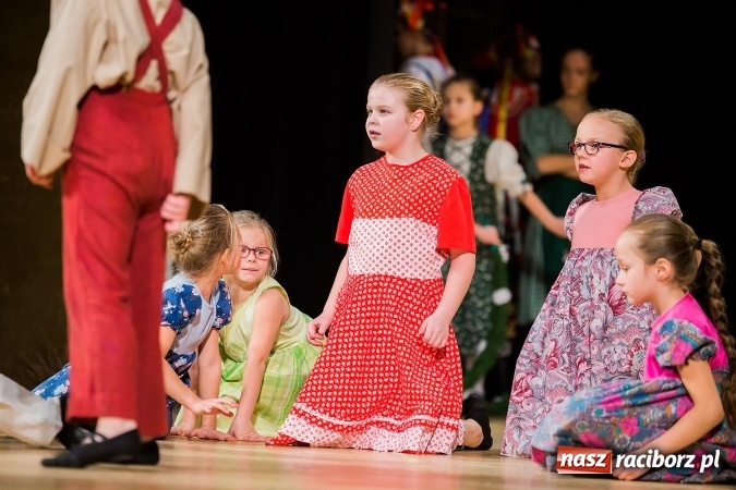 Zdjęcie w galerii na portalu naszraciborz.pl: Zesp&oacute;ł Taneczny Łężczok ma już dwadzieścia lat. Urodziny świętował hucznie podczas gali w Raciborskim Centrum Kultury wiadomości z regionu