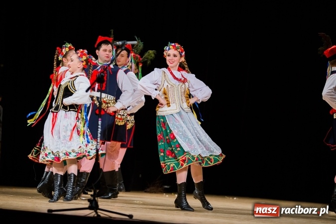 Zdjęcie w galerii na portalu naszraciborz.pl: Zesp&oacute;ł Taneczny Łężczok ma już dwadzieścia lat. Urodziny świętował hucznie podczas gali w Raciborskim Centrum Kultury wiadomości z regionu