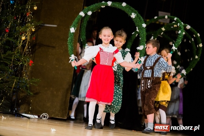 Zdjęcie w galerii na portalu naszraciborz.pl: Zesp&oacute;ł Taneczny Łężczok ma już dwadzieścia lat. Urodziny świętował hucznie podczas gali w Raciborskim Centrum Kultury wiadomości z regionu