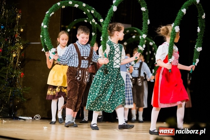 Zdjęcie w galerii na portalu naszraciborz.pl: Zesp&oacute;ł Taneczny Łężczok ma już dwadzieścia lat. Urodziny świętował hucznie podczas gali w Raciborskim Centrum Kultury wiadomości z regionu