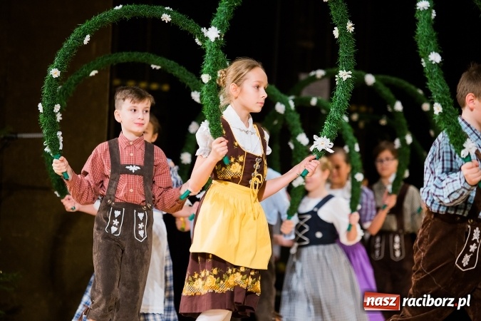 Zdjęcie w galerii na portalu naszraciborz.pl: Zesp&oacute;ł Taneczny Łężczok ma już dwadzieścia lat. Urodziny świętował hucznie podczas gali w Raciborskim Centrum Kultury wiadomości z regionu