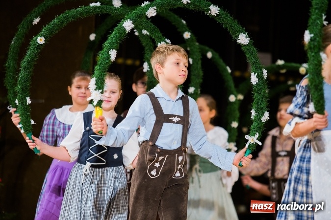 Zdjęcie w galerii na portalu naszraciborz.pl: Zesp&oacute;ł Taneczny Łężczok ma już dwadzieścia lat. Urodziny świętował hucznie podczas gali w Raciborskim Centrum Kultury wiadomości z regionu