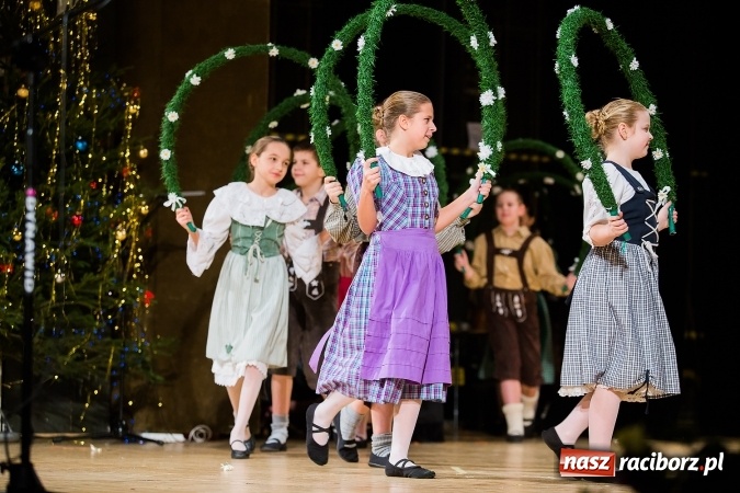 Zdjęcie w galerii na portalu naszraciborz.pl: Zesp&oacute;ł Taneczny Łężczok ma już dwadzieścia lat. Urodziny świętował hucznie podczas gali w Raciborskim Centrum Kultury wiadomości z regionu