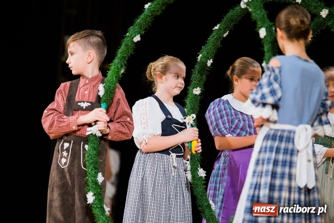 Zdjęcie w galerii na portalu naszraciborz.pl: Zesp&oacute;ł Taneczny Łężczok ma już dwadzieścia lat. Urodziny świętował hucznie podczas gali w Raciborskim Centrum Kultury wiadomości z regionu