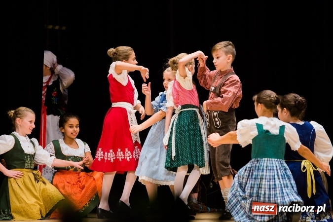 Zdjęcie w galerii na portalu naszraciborz.pl: Zesp&oacute;ł Taneczny Łężczok ma już dwadzieścia lat. Urodziny świętował hucznie podczas gali w Raciborskim Centrum Kultury wiadomości z regionu