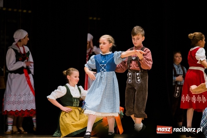 Zdjęcie w galerii na portalu naszraciborz.pl: Zesp&oacute;ł Taneczny Łężczok ma już dwadzieścia lat. Urodziny świętował hucznie podczas gali w Raciborskim Centrum Kultury wiadomości z regionu