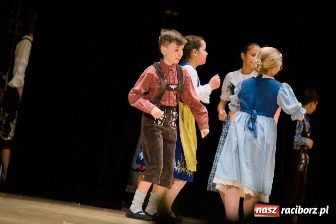 Zdjęcie w galerii na portalu naszraciborz.pl: Zesp&oacute;ł Taneczny Łężczok ma już dwadzieścia lat. Urodziny świętował hucznie podczas gali w Raciborskim Centrum Kultury wiadomości z regionu