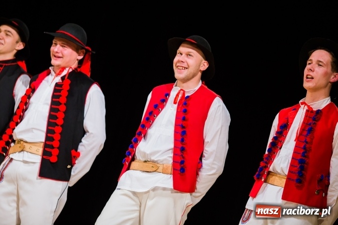 Zdjęcie w galerii na portalu naszraciborz.pl: Zesp&oacute;ł Taneczny Łężczok ma już dwadzieścia lat. Urodziny świętował hucznie podczas gali w Raciborskim Centrum Kultury wiadomości z regionu