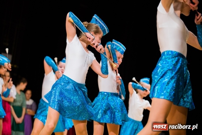 Zdjęcie w galerii na portalu naszraciborz.pl: Zesp&oacute;ł Taneczny Łężczok ma już dwadzieścia lat. Urodziny świętował hucznie podczas gali w Raciborskim Centrum Kultury wiadomości z regionu