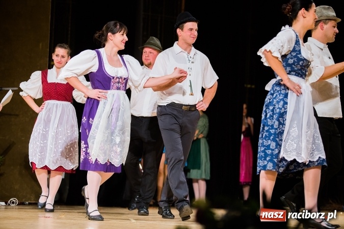 Zdjęcie w galerii na portalu naszraciborz.pl: Zesp&oacute;ł Taneczny Łężczok ma już dwadzieścia lat. Urodziny świętował hucznie podczas gali w Raciborskim Centrum Kultury wiadomości z regionu