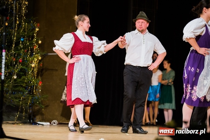 Zdjęcie w galerii na portalu naszraciborz.pl: Zesp&oacute;ł Taneczny Łężczok ma już dwadzieścia lat. Urodziny świętował hucznie podczas gali w Raciborskim Centrum Kultury wiadomości z regionu