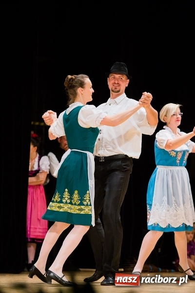 Zdjęcie w galerii na portalu naszraciborz.pl: Zesp&oacute;ł Taneczny Łężczok ma już dwadzieścia lat. Urodziny świętował hucznie podczas gali w Raciborskim Centrum Kultury wiadomości z regionu