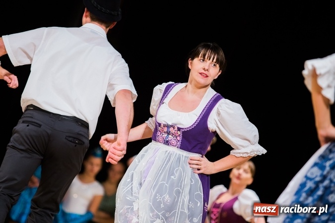 Zdjęcie w galerii na portalu naszraciborz.pl: Zesp&oacute;ł Taneczny Łężczok ma już dwadzieścia lat. Urodziny świętował hucznie podczas gali w Raciborskim Centrum Kultury wiadomości z regionu