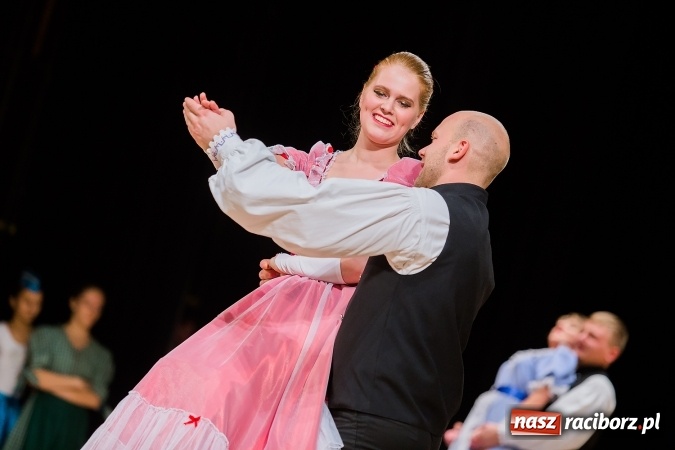 Zdjęcie w galerii na portalu naszraciborz.pl: Zesp&oacute;ł Taneczny Łężczok ma już dwadzieścia lat. Urodziny świętował hucznie podczas gali w Raciborskim Centrum Kultury wiadomości z regionu