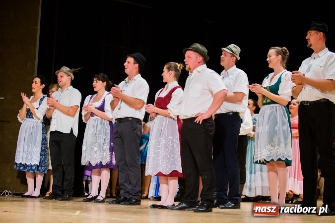 Zdjęcie w galerii na portalu naszraciborz.pl: Zesp&oacute;ł Taneczny Łężczok ma już dwadzieścia lat. Urodziny świętował hucznie podczas gali w Raciborskim Centrum Kultury wiadomości z regionu