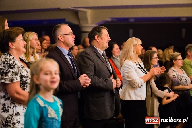 Zdjęcie w galerii na portalu naszraciborz.pl: Zesp&oacute;ł Taneczny Łężczok ma już dwadzieścia lat. Urodziny świętował hucznie podczas gali w Raciborskim Centrum Kultury wiadomości z regionu