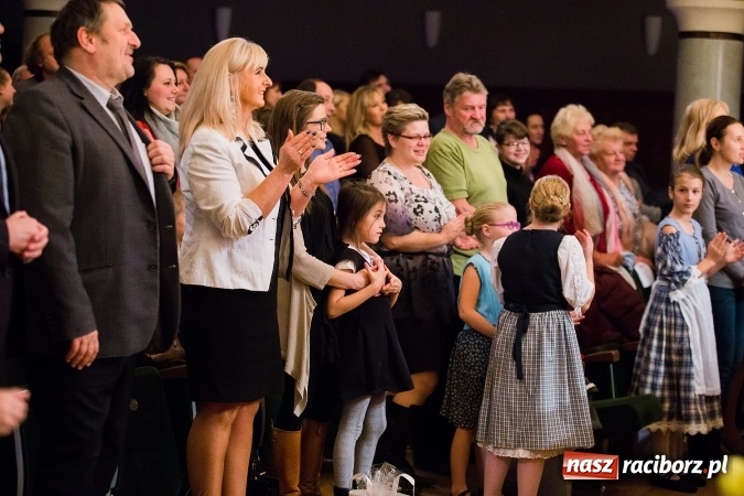 Zdjęcie w galerii na portalu naszraciborz.pl: Zesp&oacute;ł Taneczny Łężczok ma już dwadzieścia lat. Urodziny świętował hucznie podczas gali w Raciborskim Centrum Kultury wiadomości z regionu