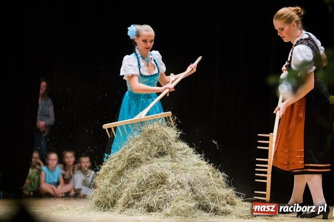 Zdjęcie w galerii na portalu naszraciborz.pl: Zesp&oacute;ł Taneczny Łężczok ma już dwadzieścia lat. Urodziny świętował hucznie podczas gali w Raciborskim Centrum Kultury wiadomości z regionu