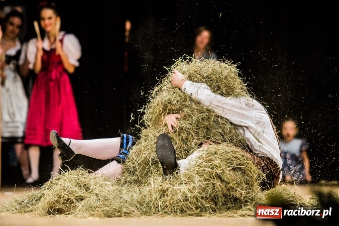 Zdjęcie w galerii na portalu naszraciborz.pl: Zesp&oacute;ł Taneczny Łężczok ma już dwadzieścia lat. Urodziny świętował hucznie podczas gali w Raciborskim Centrum Kultury wiadomości z regionu