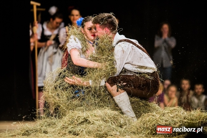 Zdjęcie w galerii na portalu naszraciborz.pl: Zesp&oacute;ł Taneczny Łężczok ma już dwadzieścia lat. Urodziny świętował hucznie podczas gali w Raciborskim Centrum Kultury wiadomości z regionu