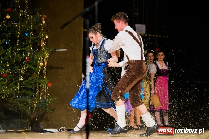 Zdjęcie w galerii na portalu naszraciborz.pl: Zesp&oacute;ł Taneczny Łężczok ma już dwadzieścia lat. Urodziny świętował hucznie podczas gali w Raciborskim Centrum Kultury wiadomości z regionu