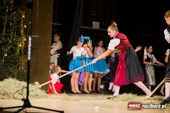 Zdjęcie w galerii na portalu naszraciborz.pl: Zesp&oacute;ł Taneczny Łężczok ma już dwadzieścia lat. Urodziny świętował hucznie podczas gali w Raciborskim Centrum Kultury wiadomości z regionu