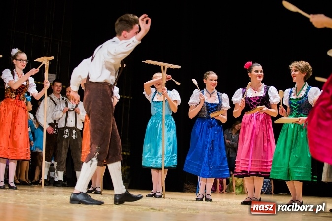 Zdjęcie w galerii na portalu naszraciborz.pl: Zesp&oacute;ł Taneczny Łężczok ma już dwadzieścia lat. Urodziny świętował hucznie podczas gali w Raciborskim Centrum Kultury wiadomości z regionu