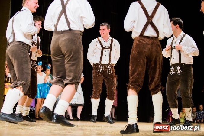 Zdjęcie w galerii na portalu naszraciborz.pl: Zesp&oacute;ł Taneczny Łężczok ma już dwadzieścia lat. Urodziny świętował hucznie podczas gali w Raciborskim Centrum Kultury wiadomości z regionu