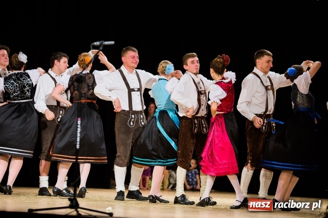 Zdjęcie w galerii na portalu naszraciborz.pl: Zesp&oacute;ł Taneczny Łężczok ma już dwadzieścia lat. Urodziny świętował hucznie podczas gali w Raciborskim Centrum Kultury wiadomości z regionu