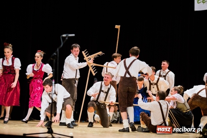 Zdjęcie w galerii na portalu naszraciborz.pl: Zesp&oacute;ł Taneczny Łężczok ma już dwadzieścia lat. Urodziny świętował hucznie podczas gali w Raciborskim Centrum Kultury wiadomości z regionu