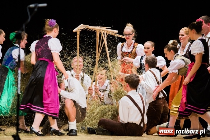 Zdjęcie w galerii na portalu naszraciborz.pl: Zesp&oacute;ł Taneczny Łężczok ma już dwadzieścia lat. Urodziny świętował hucznie podczas gali w Raciborskim Centrum Kultury wiadomości z regionu