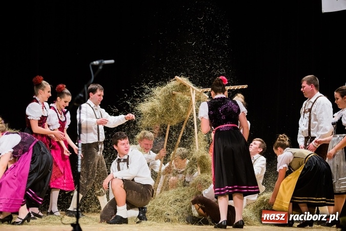 Zdjęcie w galerii na portalu naszraciborz.pl: Zesp&oacute;ł Taneczny Łężczok ma już dwadzieścia lat. Urodziny świętował hucznie podczas gali w Raciborskim Centrum Kultury wiadomości z regionu