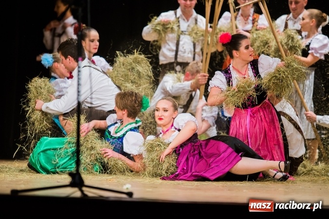 Zdjęcie w galerii na portalu naszraciborz.pl: Zesp&oacute;ł Taneczny Łężczok ma już dwadzieścia lat. Urodziny świętował hucznie podczas gali w Raciborskim Centrum Kultury wiadomości z regionu