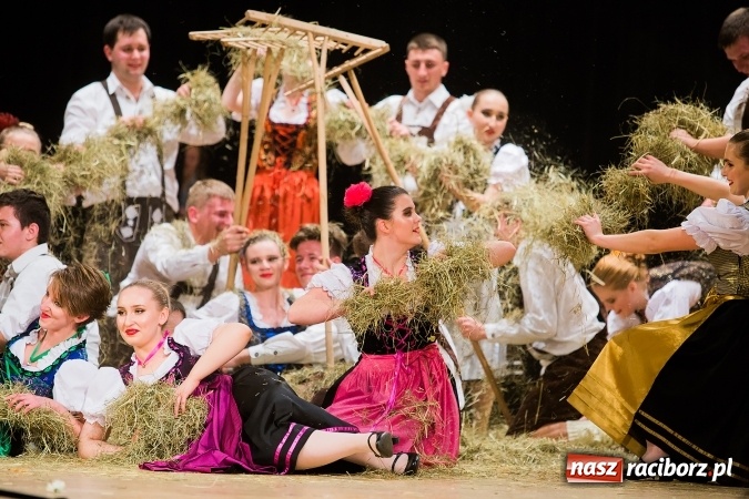 Zdjęcie w galerii na portalu naszraciborz.pl: Zesp&oacute;ł Taneczny Łężczok ma już dwadzieścia lat. Urodziny świętował hucznie podczas gali w Raciborskim Centrum Kultury wiadomości z regionu