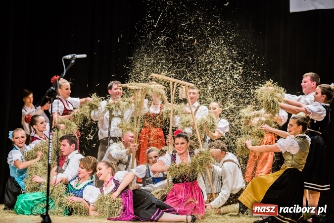 Zdjęcie w galerii na portalu naszraciborz.pl: Zesp&oacute;ł Taneczny Łężczok ma już dwadzieścia lat. Urodziny świętował hucznie podczas gali w Raciborskim Centrum Kultury wiadomości z regionu