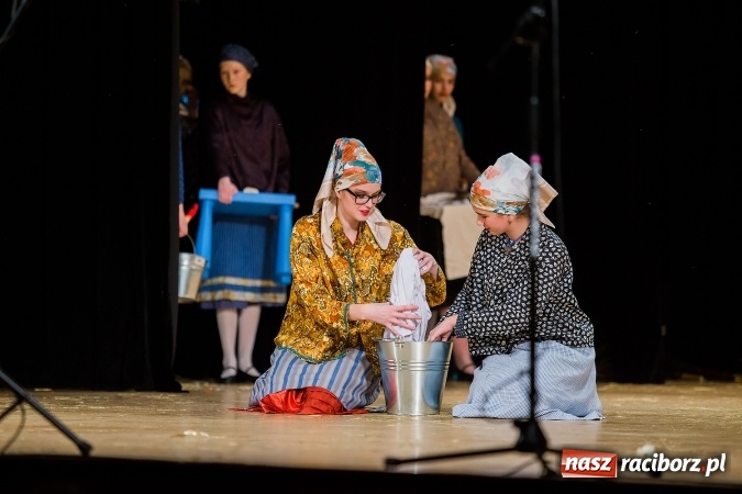 Zdjęcie w galerii na portalu naszraciborz.pl: Zesp&oacute;ł Taneczny Łężczok ma już dwadzieścia lat. Urodziny świętował hucznie podczas gali w Raciborskim Centrum Kultury wiadomości z regionu