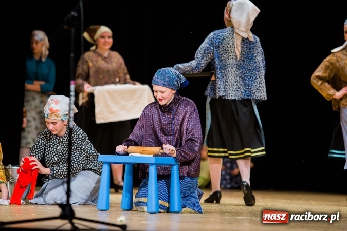 Zdjęcie w galerii na portalu naszraciborz.pl: Zesp&oacute;ł Taneczny Łężczok ma już dwadzieścia lat. Urodziny świętował hucznie podczas gali w Raciborskim Centrum Kultury wiadomości z regionu