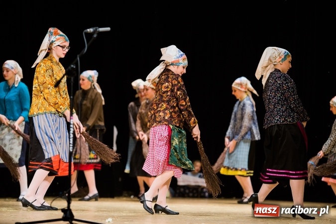 Zdjęcie w galerii na portalu naszraciborz.pl: Zesp&oacute;ł Taneczny Łężczok ma już dwadzieścia lat. Urodziny świętował hucznie podczas gali w Raciborskim Centrum Kultury wiadomości z regionu