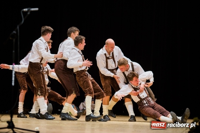 Zdjęcie w galerii na portalu naszraciborz.pl: Zesp&oacute;ł Taneczny Łężczok ma już dwadzieścia lat. Urodziny świętował hucznie podczas gali w Raciborskim Centrum Kultury wiadomości z regionu