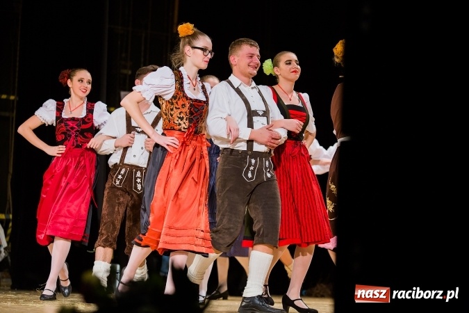 Zdjęcie w galerii na portalu naszraciborz.pl: Zesp&oacute;ł Taneczny Łężczok ma już dwadzieścia lat. Urodziny świętował hucznie podczas gali w Raciborskim Centrum Kultury wiadomości z regionu