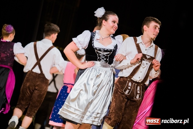 Zdjęcie w galerii na portalu naszraciborz.pl: Zesp&oacute;ł Taneczny Łężczok ma już dwadzieścia lat. Urodziny świętował hucznie podczas gali w Raciborskim Centrum Kultury wiadomości z regionu