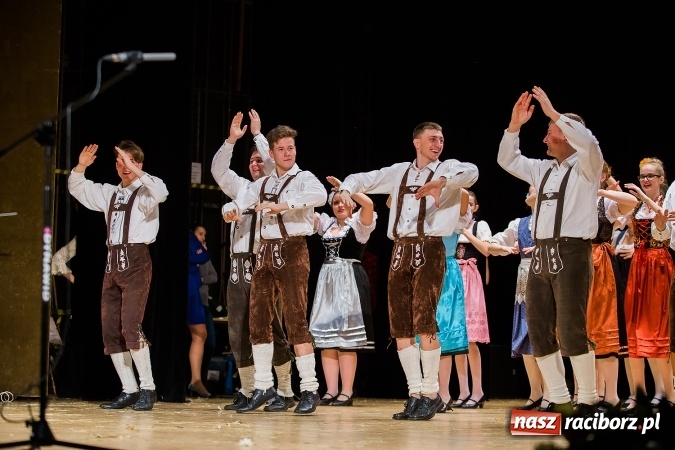 Zdjęcie w galerii na portalu naszraciborz.pl: Zesp&oacute;ł Taneczny Łężczok ma już dwadzieścia lat. Urodziny świętował hucznie podczas gali w Raciborskim Centrum Kultury wiadomości z regionu