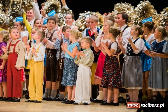Zdjęcie w galerii na portalu naszraciborz.pl: Zesp&oacute;ł Taneczny Łężczok ma już dwadzieścia lat. Urodziny świętował hucznie podczas gali w Raciborskim Centrum Kultury wiadomości z regionu