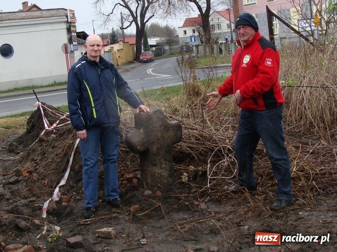 Zdjęcie w galerii na portalu naszraciborz.pl: Krzyż pokutny z Ostroga można już oglądać na skwerku przy Chopina wiadomości z regionu
