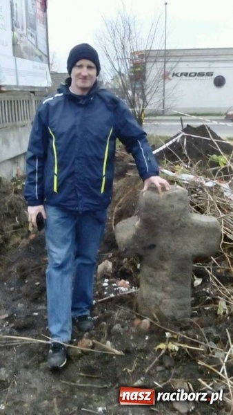 Zdjęcie w galerii na portalu naszraciborz.pl: Krzyż pokutny z Ostroga można już oglądać na skwerku przy Chopina wiadomości z regionu