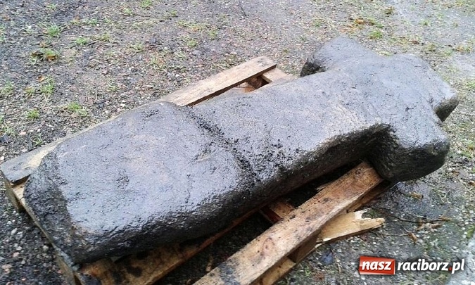 Zdjęcie w galerii na portalu naszraciborz.pl: Krzyż pokutny z Ostroga można już oglądać na skwerku przy Chopina wiadomości z regionu